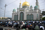 Верующие в день праздника жертвоприношения Курбан-байрам у Московской Соборной мечети, 28 июня 2023 года