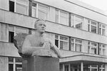 Ульяновск (1979 год). Памятник гимназисту Владимиру Ульянову около школы №1 им. В.И. Ленина