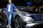 Глава компании Mercedes-Benz Cars Дитер Цетше около концепт-кара Mercedes EQ Electric car