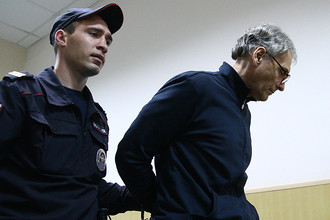 Бывший губернатор Сахалина Александр Хорошавин перед заседанием по вопросу о продлении срока ареста в Басманном суде, август 2015 года