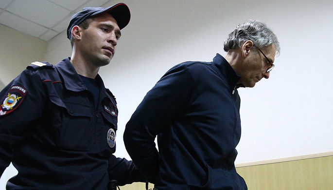 Бывший губернатор Сахалина Александр Хорошавин перед заседанием по вопросу о продлении срока ареста...