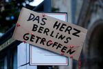 Плакат с надписью: «Удар в сердце Берлина» на улице города, 20 декабря 2016 года