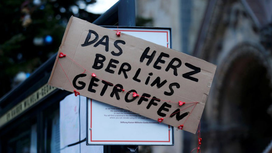 Плакат с&nbsp;надписью: &laquo;Удар в&nbsp;сердце Берлина&raquo; на&nbsp;улице города, 20&nbsp;декабря 2016&nbsp;года