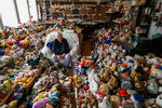 86-летняя Катрин Блумен со своей коллекцией из 20 тыс. игрушек у себя дома в Брюсселе
