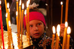 Девочка на пасхальном богослужении в Петропавловском кафедральном соборе в Симферополе