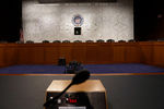 Зал в специальном комитете сената США по разведке перед выступлением бывшего директора ФБР Джеймса Коми