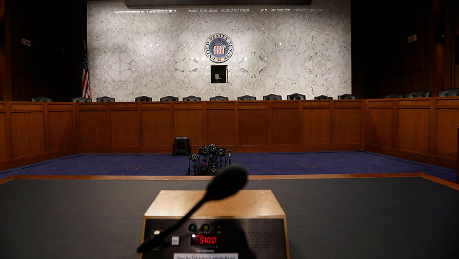 Зал в специальном комитете сената США по разведке перед выступлением бывшего директора ФБР Джеймса Коми