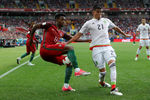 Защитник сборной Мексики Луис Рейес борется за мяч с португальским оборонцем Нелсиньо