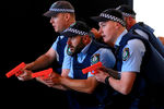 Австралийские полицейские во время учений в международном порту Сиднея, 27 июля 2017 года