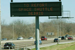 Экран около дороги в Техасе с просьбой обращаться в полицию о найденных обломках шаттла «Колумбия», 1 февраля 2003 года