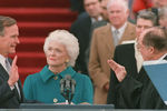Главный судья США Уильям Ренквист принимает присягу Буша при инаугурации на Капитолии. Барбара Буш держит Библию для своего мужа. 20 января 1989 года
