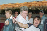 Певец Евгений Осин демонстрирует рекордный улов во время вечеринки в плавучем ресторане в Москве, 2001 год