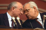 Президент СССР Михаил Сергеевич Горбачев и председатель Верховного Совета СССР Анатолий Лукьянов, 1990 год