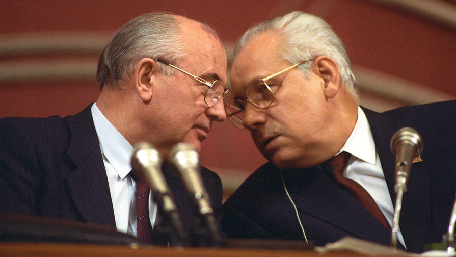 Президент СССР Михаил Сергеевич Горбачев и председатель Верховного Совета СССР Анатолий Лукьянов, 1990 год