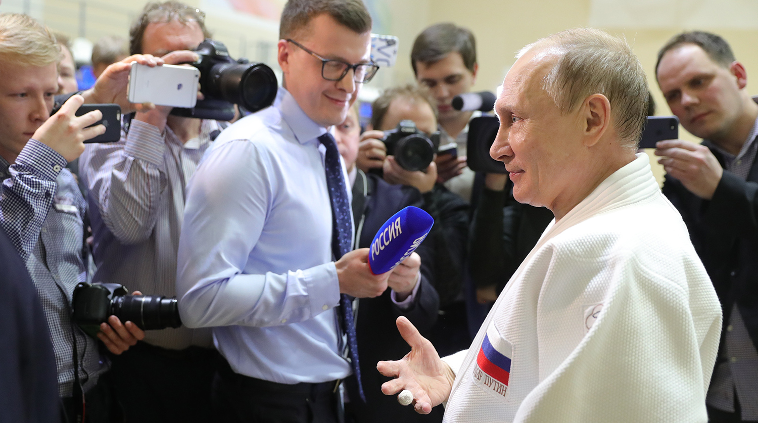 Президент России Владимир Путин демонстрирует журналистами травмированный палец после тренировки на татами в спортивно-тренировочном комплексе «Юг-Спорт» в Сочи, 14 февраля 2019 года