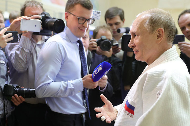 Президент России Владимир Путин демонстрирует журналистами травмированный палец после тренировки на татами в спортивно-тренировочном комплексе «Юг-Спорт» в Сочи, 14 февраля 2019 года