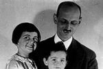 Отто Франк с дочками Марго (слева) и Анной
