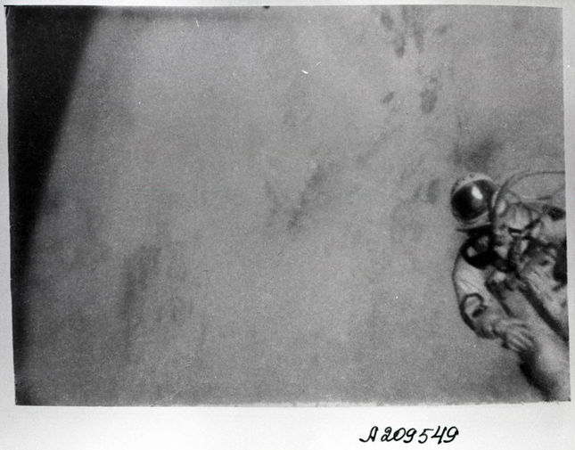 Космонавт Алексей Леонов в открытом космосе во время полета на космическом корабле &laquo;Восход-2&raquo;, 18 марта 1965 года