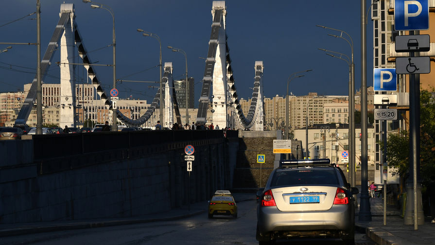 Подъемный кран баржи повредил Крымский мост в Москве