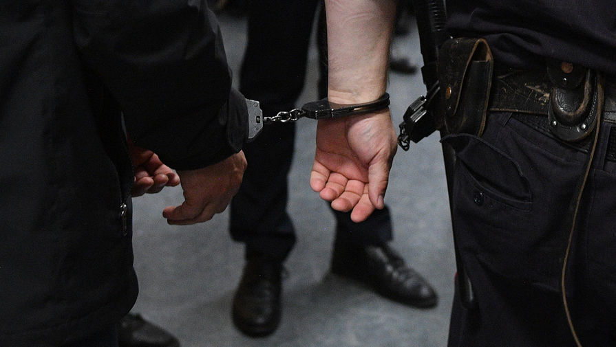 В ХМАО задержали двух полицейских, подозреваемых в вымогательстве у местного жителя