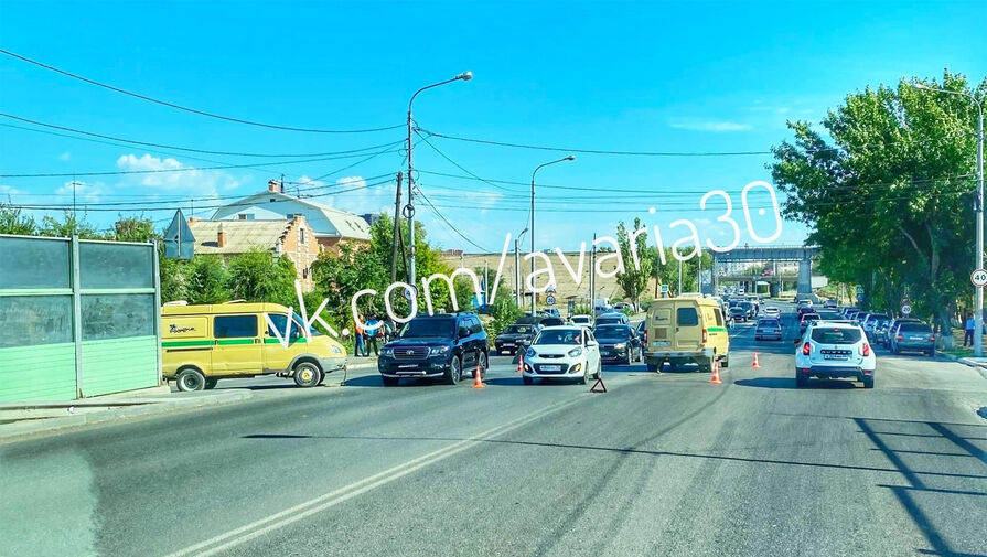 В Астрахани Toyota Land Cruiser напоролся на трос между двумя броневиками