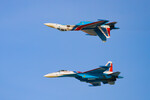 Выступление пилотажной группы ВКС России «Русские витязи» на истребителях Су-30СМ на Международном авиационно-космическом салоне Dubai Airshow-2023 в Дубае