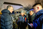 Губернатор Белгородской области Вячеслав Гладков (слева) на месте обстрела, 30 декабря 2023 года