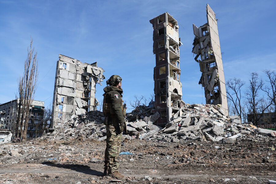 Военнослужащий у&nbsp;разрушенного многоэтажного дома в&nbsp;Авдеевке, февраль 2024&nbsp;года