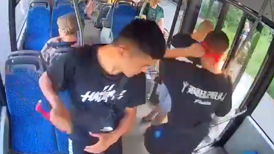 Челябинские подростки разгромили троллейбус, пытаясь украсть молотки, и попали на видео