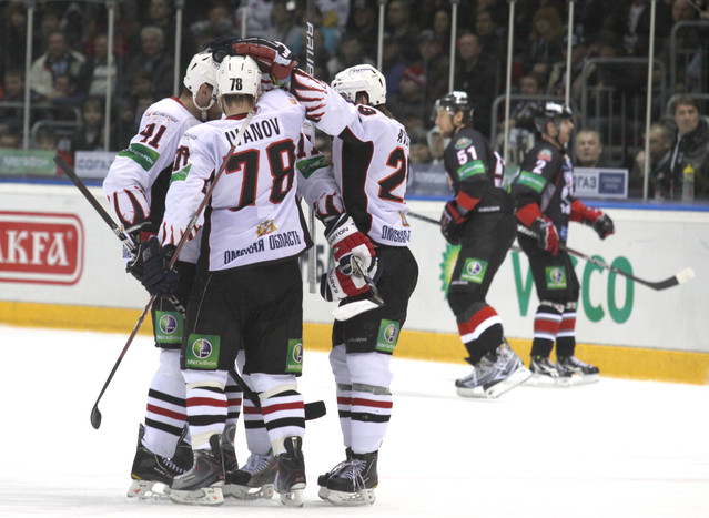Хоккеисты &laquo;Авангарда&raquo; празднуют заброшенную шайбу