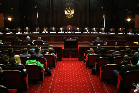 КС признал недостаточной социальную защиту членов семей судей