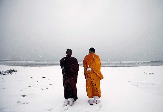 10&nbsp;марта. Япония, префектура Фукусима, 25&nbsp;км от аварийной АЭС. Буддийские монахи молятся за&nbsp;жертв землетрясения и цунами, обрушившихся на&nbsp;страну 11&nbsp;марта 2011&nbsp;года.