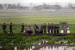 6 июня. Северокорейский музыкальный ансамбль исполняет приветственную песню для крестьян, трудящихся в поле неподалеку от города Синыйджу.
