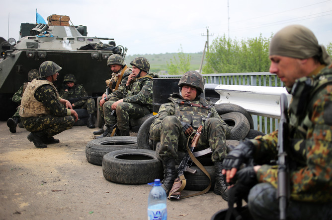 Бойцы украинской армии в пригороде Славянска