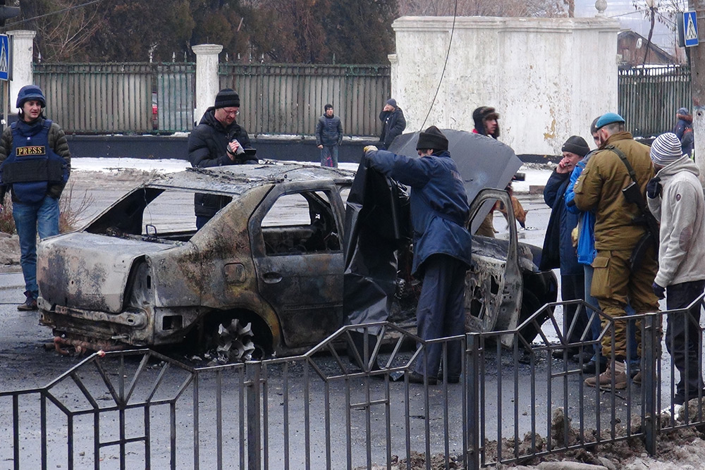 На месте обстрела троллейбуса и остановки общественного транспорта «Завод Боссе» в Ленинском районе Донецка