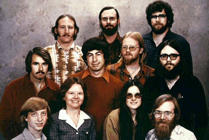 Первые 11&nbsp;сотрудников компании Microsoft в&nbsp;1978&nbsp;году. Основатель компании Билл Гейтс в&nbsp;левом нижнем углу