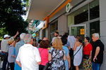 Горожане у отделения банка в Афинах