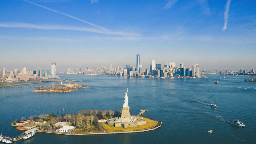 Статуя Свободы &mdash; главный символ США и Нью-Йорка. Скульптура является подарком Франции к&nbsp;Всемирной выставке 1876&nbsp;года и столетию американской независимости. На&nbsp;фото &mdash; вид на&nbsp;cтатую Свободы и небоскребы Нью-Йорка 