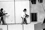 Полицейские ФРГ в спортивной одежде во время захвата заложников в одном из зданий олимпийской деревни в Мюнхене, 5 сентября 1972 года