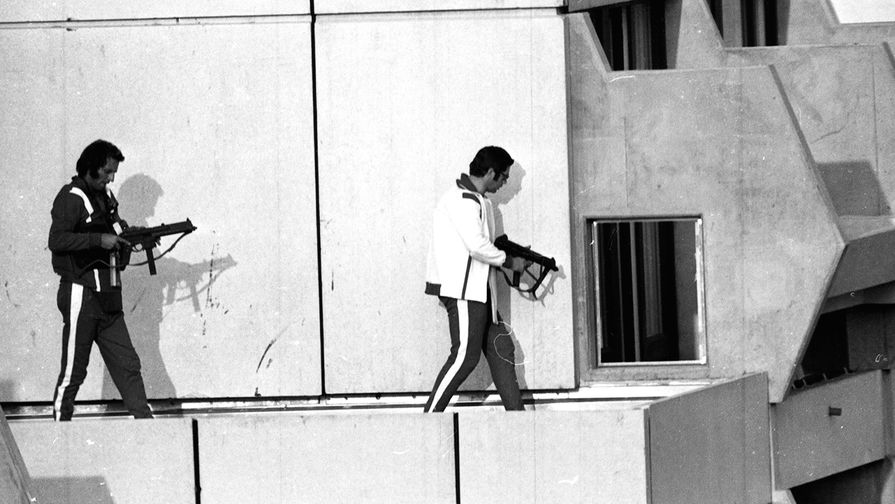 Полицейские ФРГ в&nbsp;спортивной одежде во время захвата заложников в&nbsp;одном из&nbsp;зданий олимпийской деревни в&nbsp;Мюнхене, 5&nbsp;сентября 1972&nbsp;года