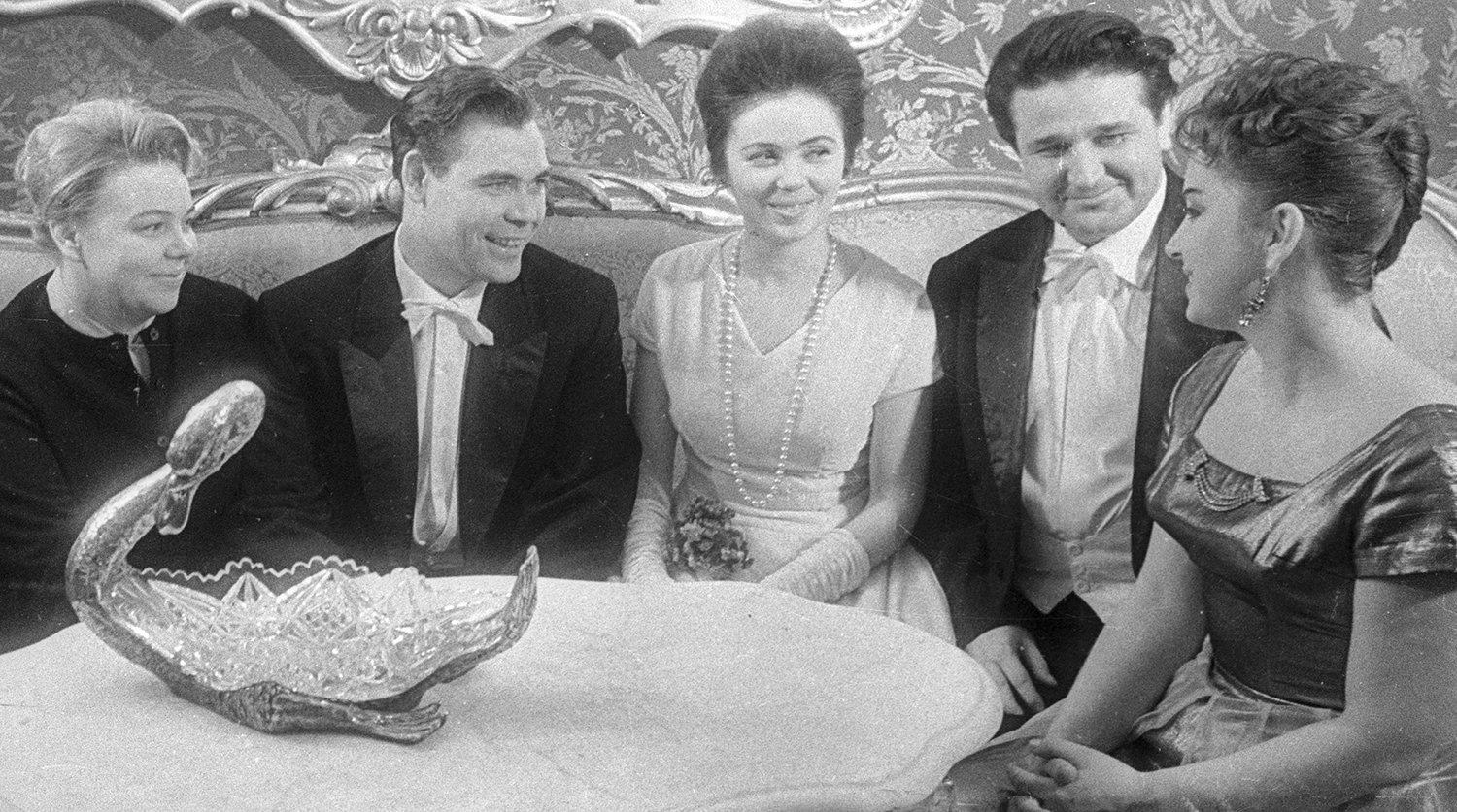 Советские певцы и музыканты (слева направо): Л. Никитина, Александр Ведерников, Алла Соленкова, Н. Тимченко и Тамара Милашкина, во время стажировки в Миланском театре «Ла Скала», 1963 год