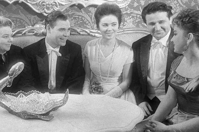 Советские певцы и музыканты (слева направо): Л. Никитина, Александр Ведерников, Алла Соленкова, Н. Тимченко и Тамара Милашкина, во время стажировки в Миланском театре «Ла Скала», 1963 год