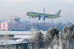 Самолет МС-21-310 с двигателями ПД-14 во время первого полета над аэродромом Иркутского авиационного завода, 15 декабря 2020 года