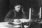 Народный комиссар внутренних дел Украинской НСР Климент Ворошилов в своем кабинете, 1918 год