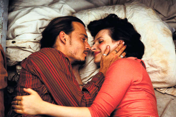 Джонни Депп и Жюльет Бинош в&nbsp;кадре из&nbsp;фильма &laquo;Шоколад&raquo; (2000)