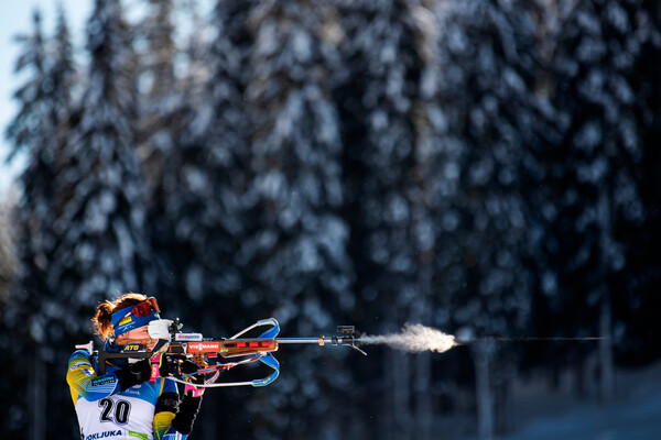 Линн Перссон из&nbsp;сборной Швеции на&nbsp;пристрелке перед&nbsp;спринтерской гонкой на&nbsp;7,5 км среди женщин на&nbsp;чемпионате мира по&nbsp;биатлону в&nbsp;Поклюке, Словения, 2021&nbsp;год