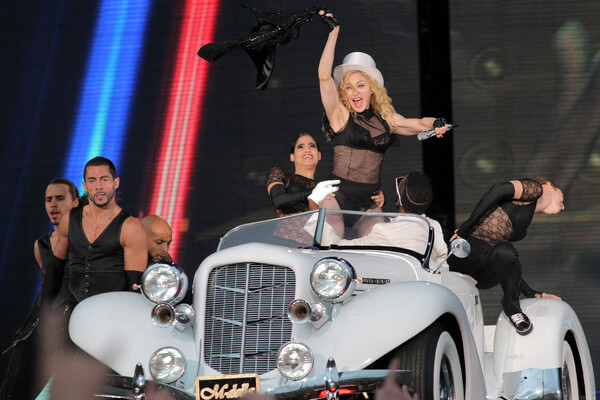 Певица Мадонна во время выступления на&nbsp;Дворцовой площади в&nbsp;Санкт-Петербурге, 2009&nbsp;год 