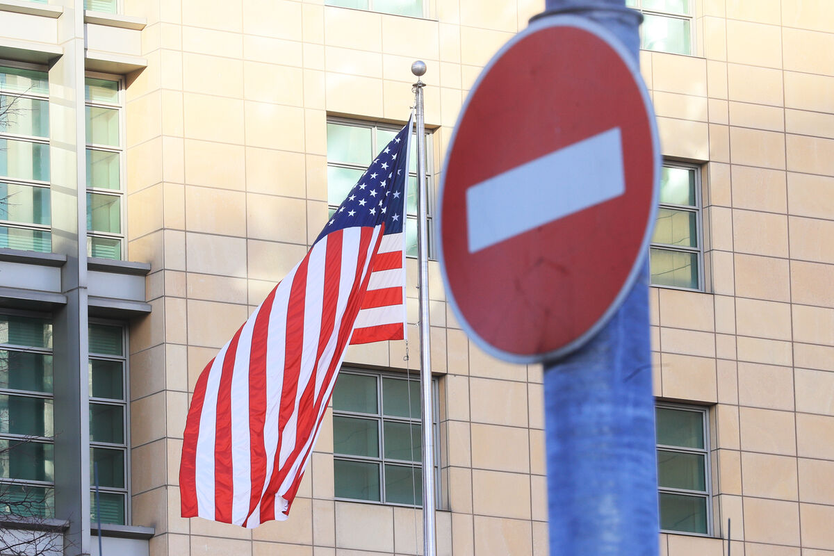 Флаг у здания посольства США в Москве