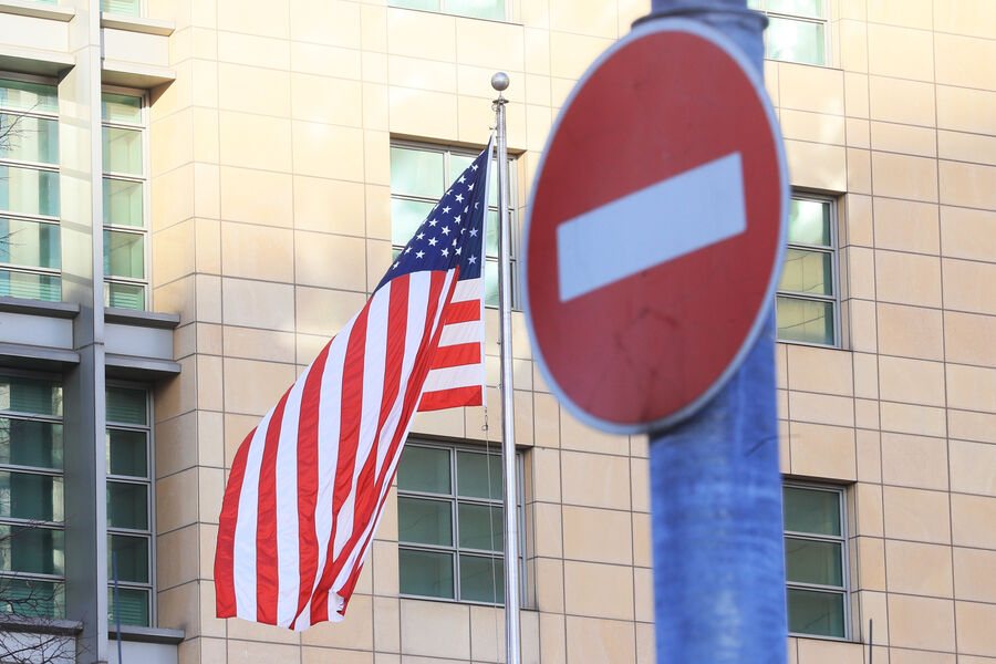 Флаг у здания посольства США в Москве