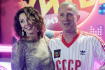 Певица Наталья Сенчукова и ее супруг, лидер группы «Дюна» Виктор Рыбин, перед началом шоу «Дискотека 90-х» в концертном зале Adrenaline Stadium в Москве, 2021 год